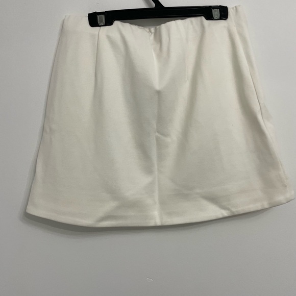 White Topshop skirt with scalloped detail, size 6! Never worn! - Picture 3 of 5